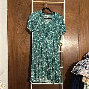 NWT Daisy & Delilah Green Floral dress w Notched Collar brass button down sz Med